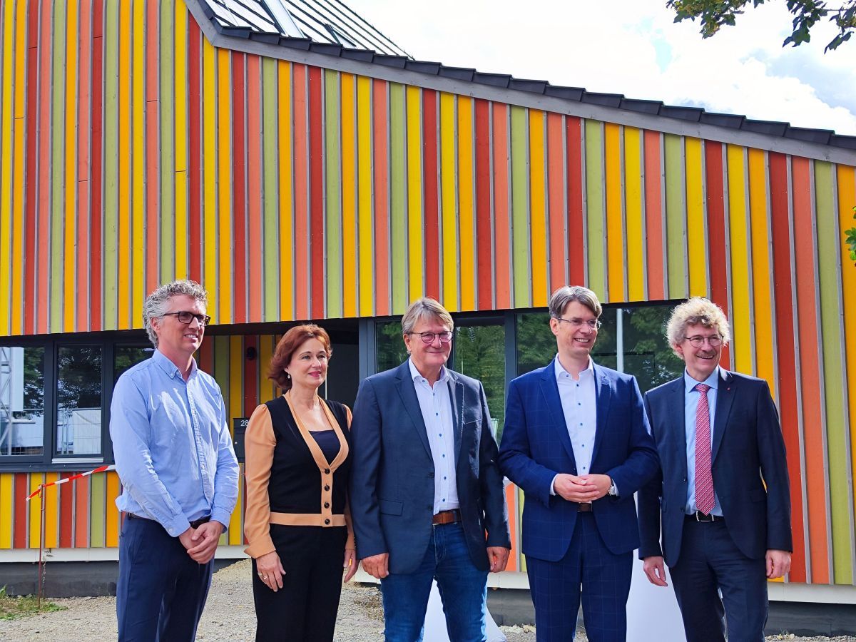 Sie freuen sich, das neue Gebäude einzuweihen (v.l.n.r. Architekt Oliver Arndt von PK+, Dr. Susanne Schmitt als Direktorin des vdw, Geschäftsführer Wolfgang Dressler vom BWV, Oberbürgermeister Ingo Meyer und Staatssekretär Frank Doods)