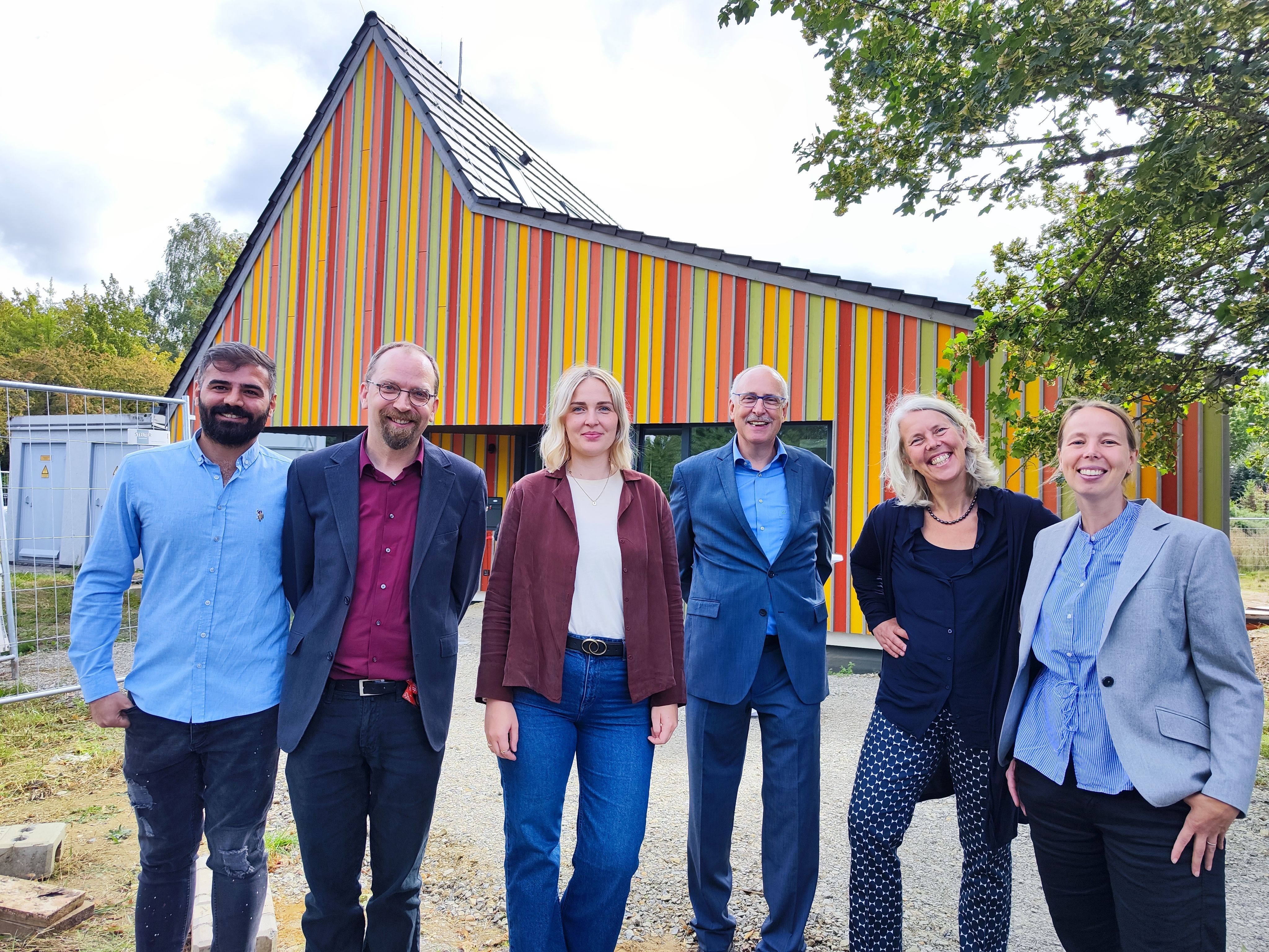 Sie freuen sich, das Quartierszentrum bald mit Leben zu füllen (v.l.n.r. GWE-Volunteer Mehmet Kusca, GWE-Stadtteilarbeiter Jens-Hendrick Grumbrecht, Anna Arlinghaus von der Stadtplanung der Stadt Hildesheim, Godehard Thielemann vom GWE, Quartiersmanagerinnen Kirsten Klehn und Lena Rosenau von plan zwei)