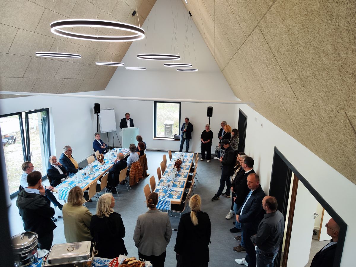 Publikum bei Grußworten zur Einweihung des Quartierszentrums von Ausblick Galerie