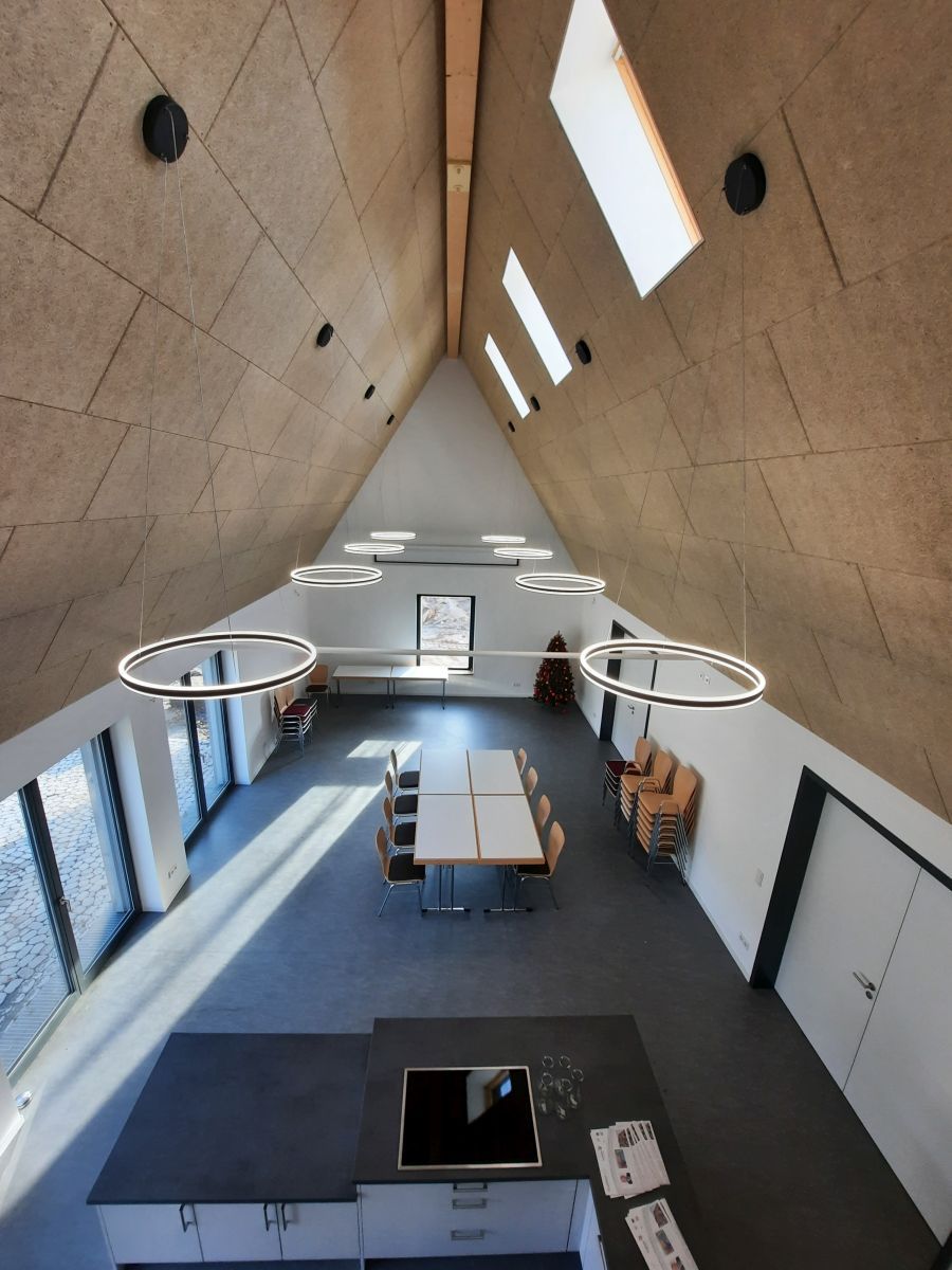 Blick in den Veranstaltungsraum des Quartierszentrums von der Galerie