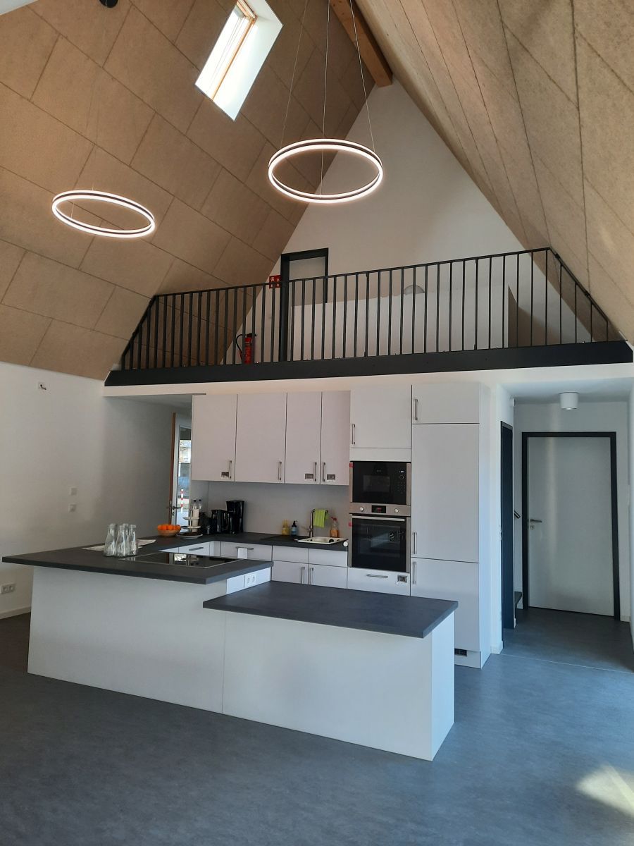 Veranstaltungsraum des Quartierszentrums mit Küche und Galerie