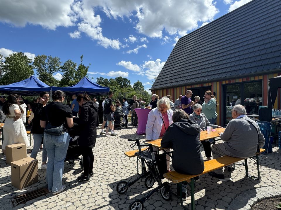 Gute Unterhaltung beim Sommerfest